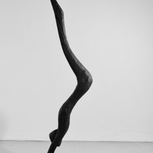 ÜBER KOPF, Robinie, H 205 cm, 2008